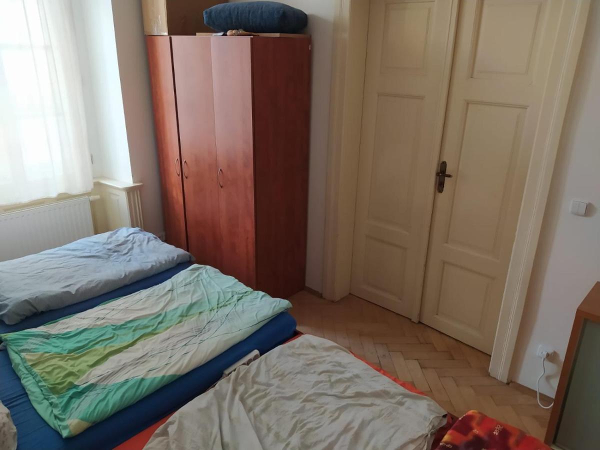 Private Room In Shared Luxurious Palace Like Apartment With 2 Bathrooms Including Whirlpool And Virtual Reality ปราก ภายนอก รูปภาพ